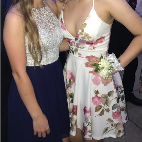 Classy and Fun Spring Floral Windsor Mini-Dress - Picture 2 of 3